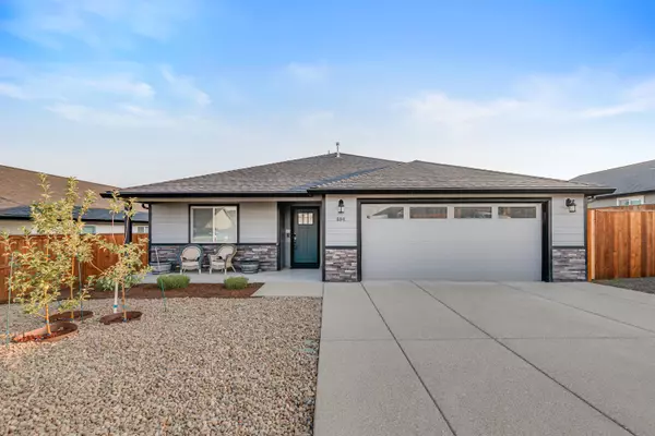 694 Nottingham TER, Eagle Point, OR 97524