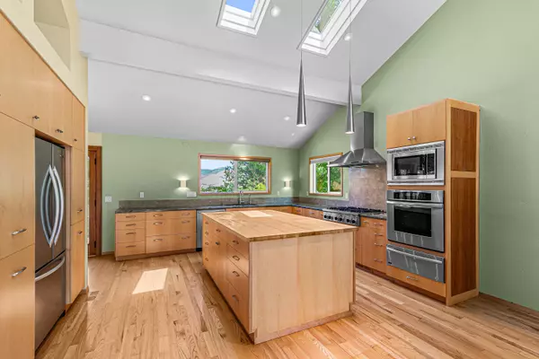 Ashland, OR 97520,1379 Ponderosa DR