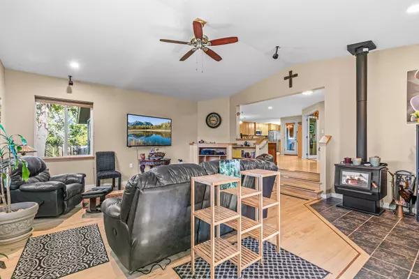 Medford, OR 97504,1457 Angelcrest DR