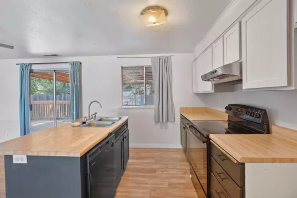 Grants Pass, OR 97526,915 Fern ST