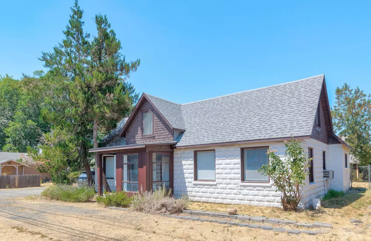 Grants Pass, OR 97527,2352 Redwood AVE