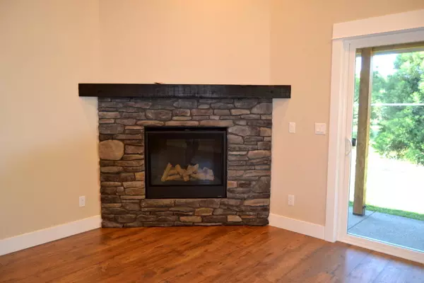 Grants Pass, OR 97527,220 Quiet Water LN