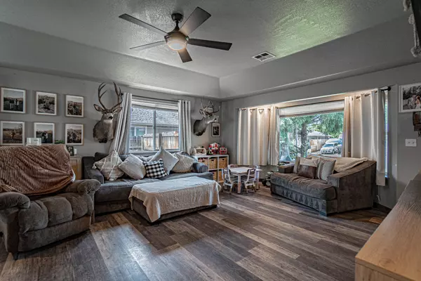 Eagle Point, OR 97524,302 Candis DR