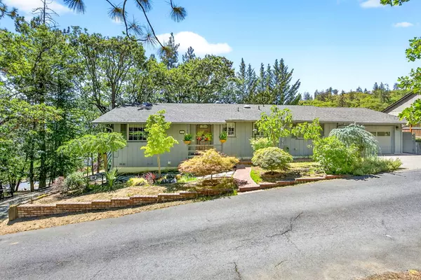 Grants Pass, OR 97526,1614 Hillcrest DR