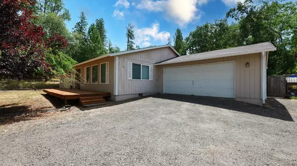 20 Laurel DR, Shady Cove, OR 97539