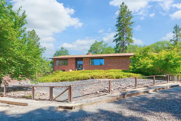 Grants Pass, OR 97526,853 Azalea DR
