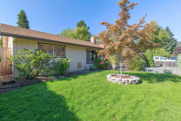 Grants Pass, OR 97526,211 Blossom DR