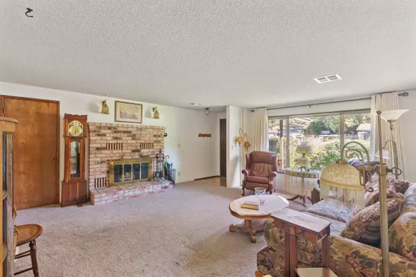 Grants Pass, OR 97526,211 Blossom DR