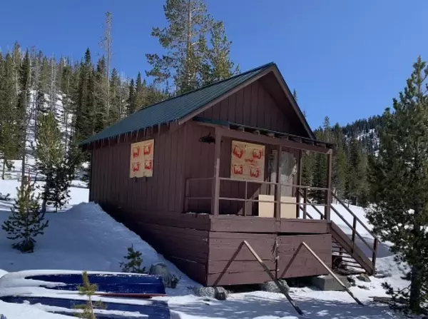 Sisters, OR 97759,63300 Three Creeks Lake RD