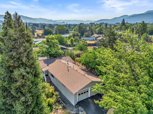 360 Coventry PL, Ashland, OR 97520