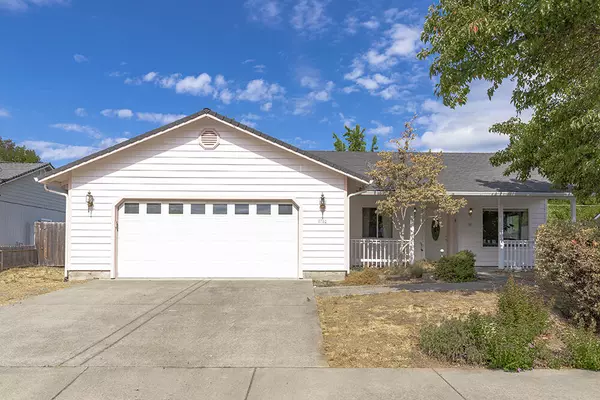 1710 Blue Moon LN, Grants Pass, OR 97527