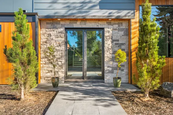 Bend, OR 97703,2 Hood PL