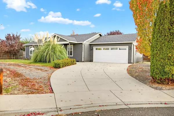 3482 Torri LN, White City, OR 97503