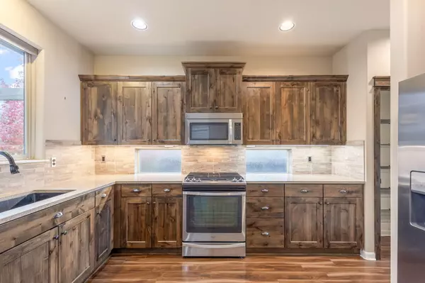 Bend, OR 97702,60383 Hedgewood LN