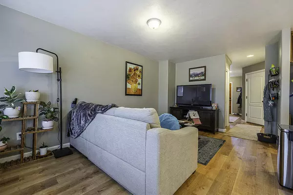 Central Point, OR 97502,887 Silver Fox DR