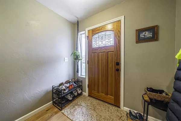 Central Point, OR 97502,887 Silver Fox DR