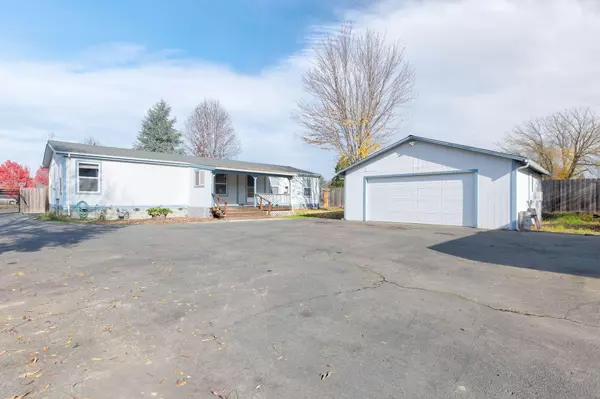 1418 Redfin LN, Grants Pass, OR 97527