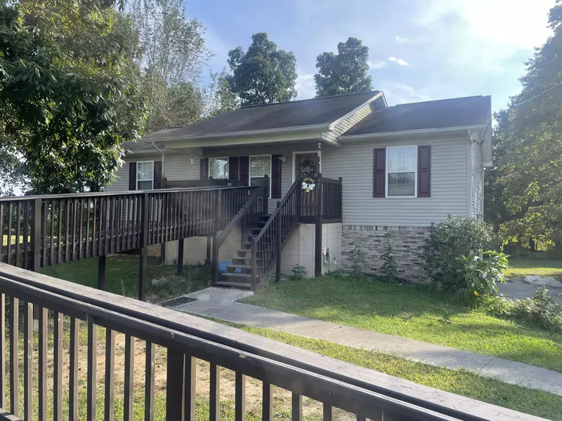 621 Keene CIR, Dandridge, TN 37725