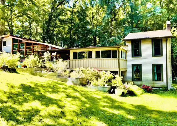 911 Burchfield RD, Dandridge, TN 37725