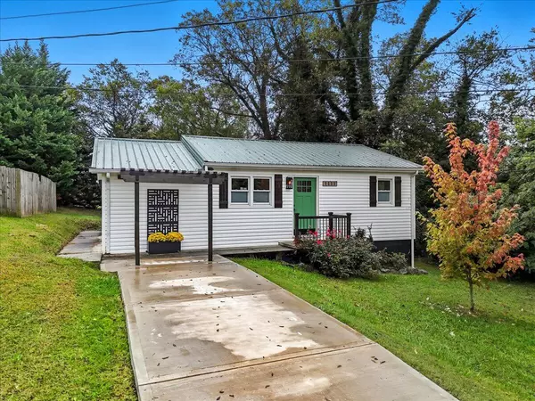 1111 Tinsley LN, Dandridge, TN 37725
