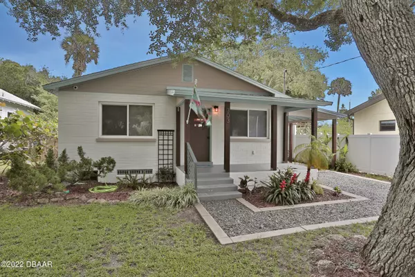 New Smyrna Beach, FL 32169,303 Pine ST