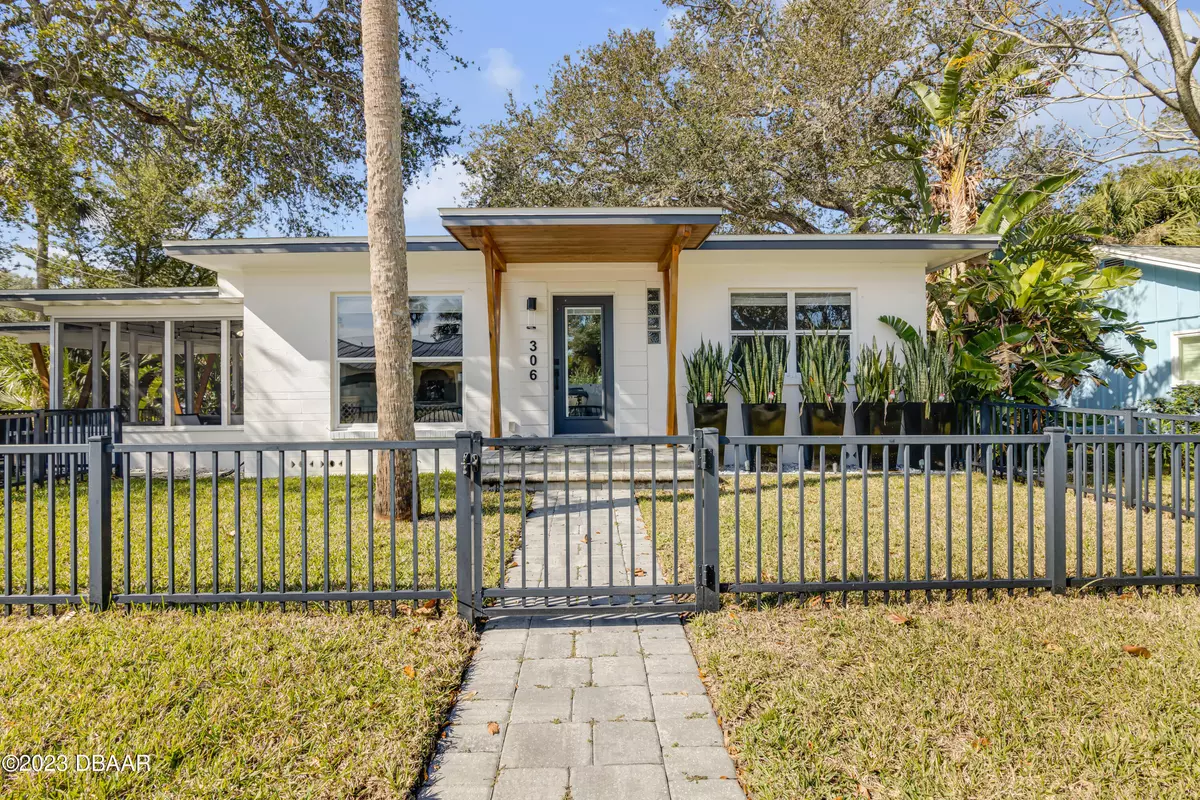 New Smyrna Beach, FL 32169,306 Pine ST