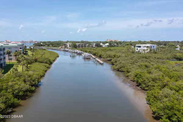 New Smyrna Beach, FL 32169,424 Bouchelle DR #105