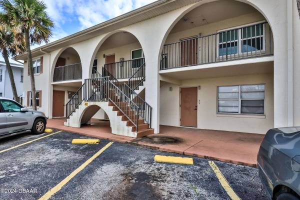 400 Auburn DR #APT 4,  Daytona Beach,  FL 32118