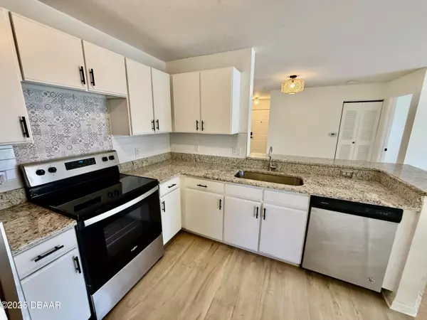 Port Orange, FL 32127,940 Village TRL #8-205