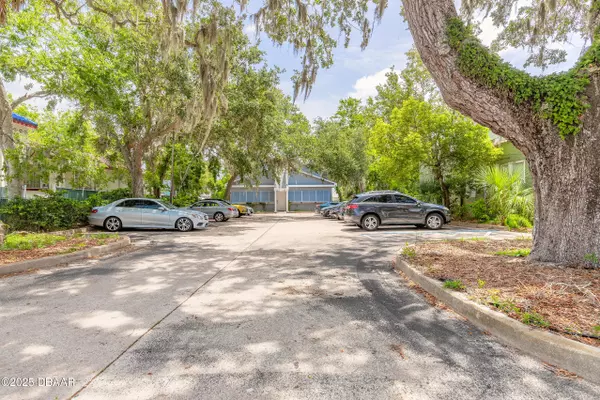 Daytona Beach, FL 32114,517 Ridgewood AVE #204