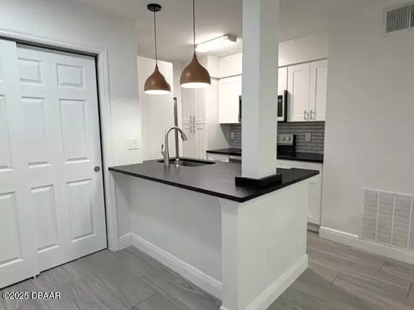 Daytona Beach, FL 32114,1401 Palmetto AVE #203