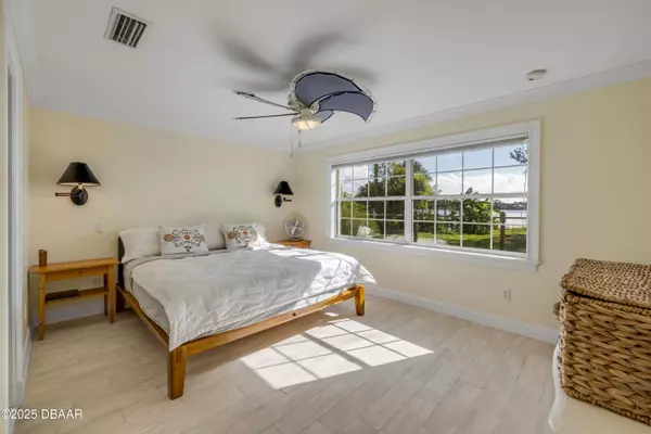 New Smyrna Beach, FL 32168,1949 Bayview DR