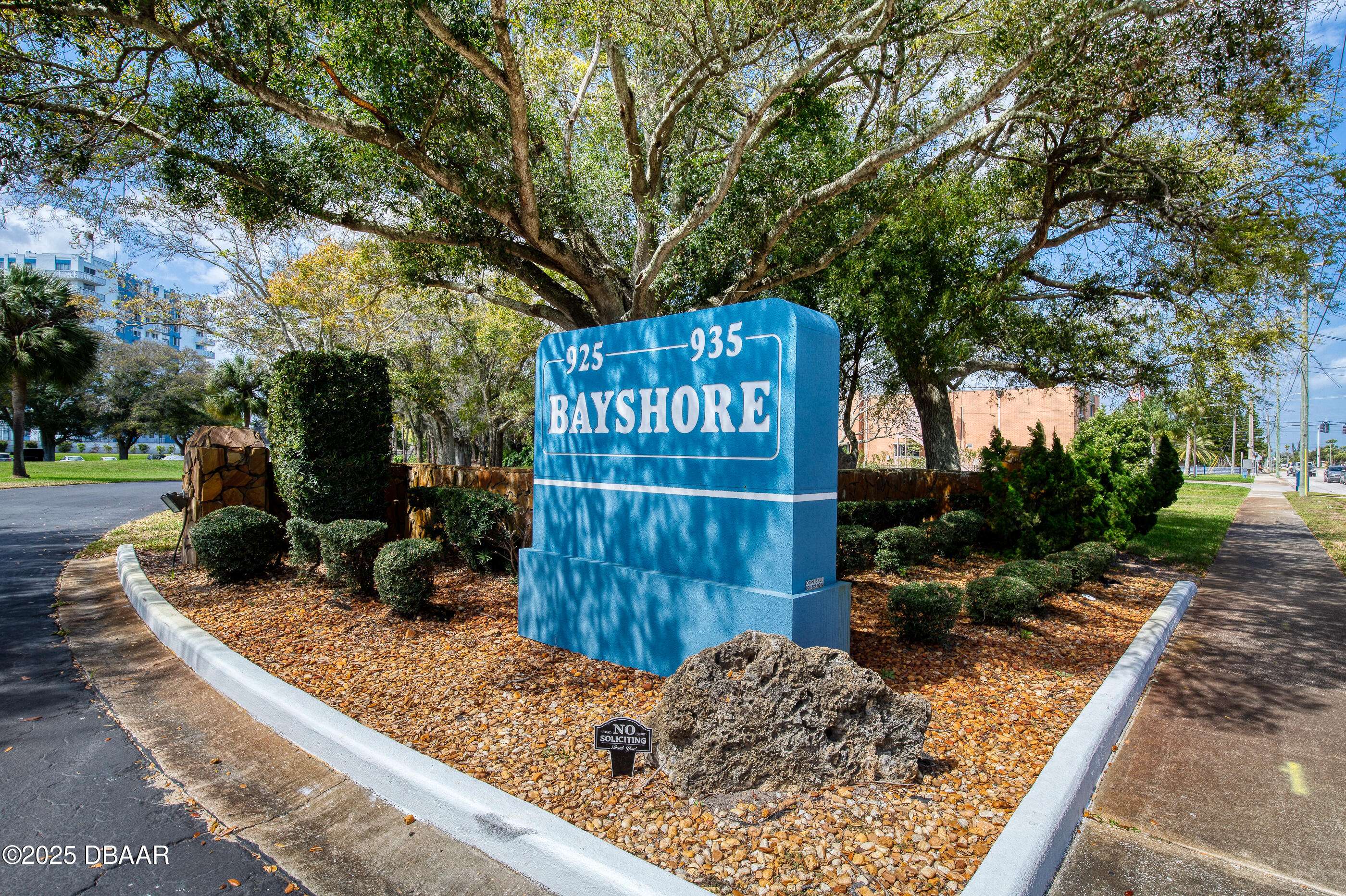 Daytona Beach, FL 32118,925 N Halifax AVE