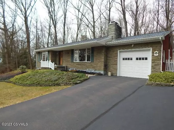 37 RED OAK DR, Danville, PA 17821