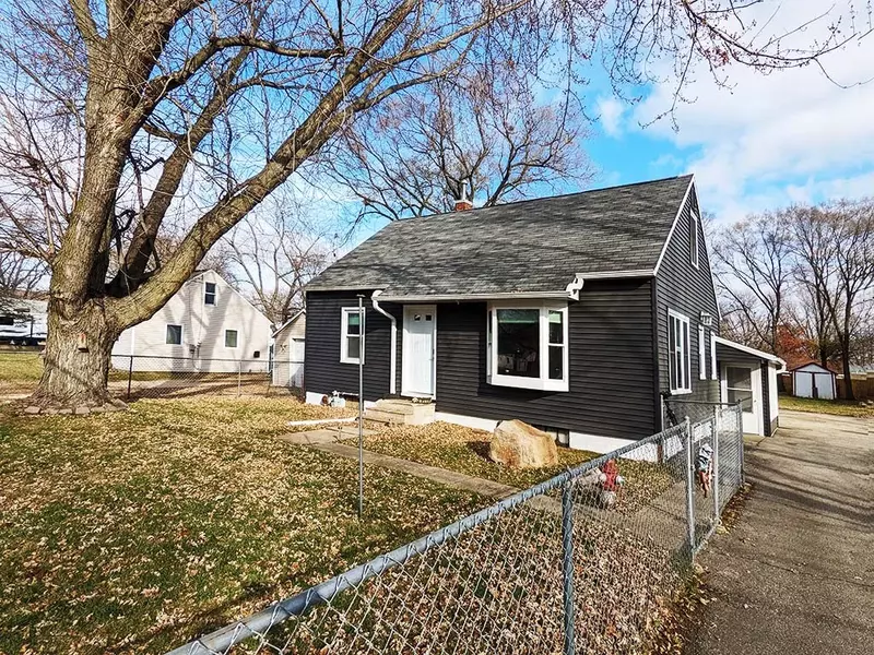 729 S Evans RD, Evansdale, IA 50707