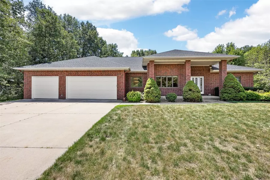 2717 Royal Oaks DR NW, Swisher, IA 52338