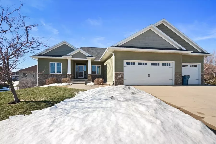 909 Aster Ct, Fairfax, IA 52228