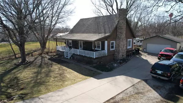 310 Maple LN, Walker, IA 52352