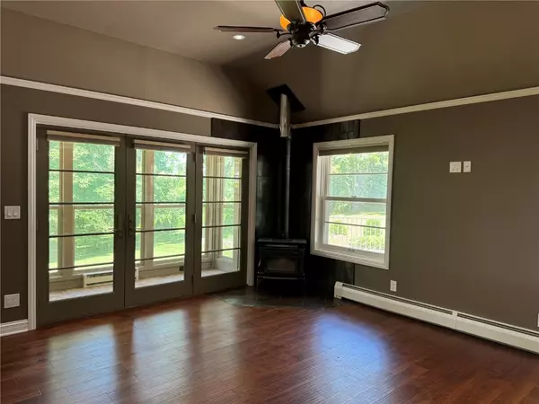 Mt Vernon, IA 52314,327 10th AVE SW