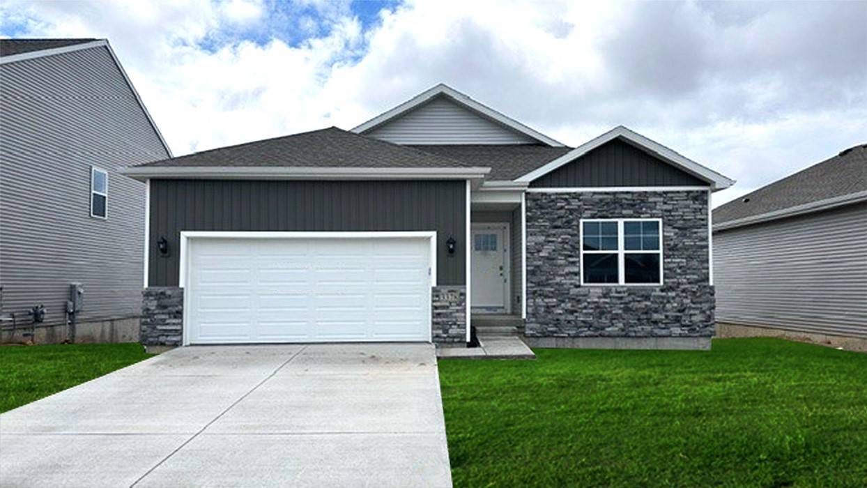 2818 Mary DR, Hiawatha, IA 52233