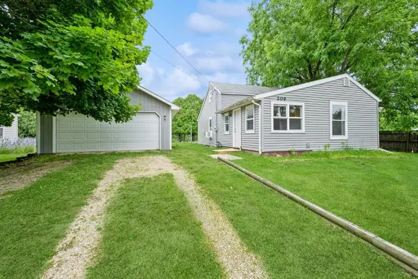 Anamosa, IA 52205,207/209 S Alderman ST