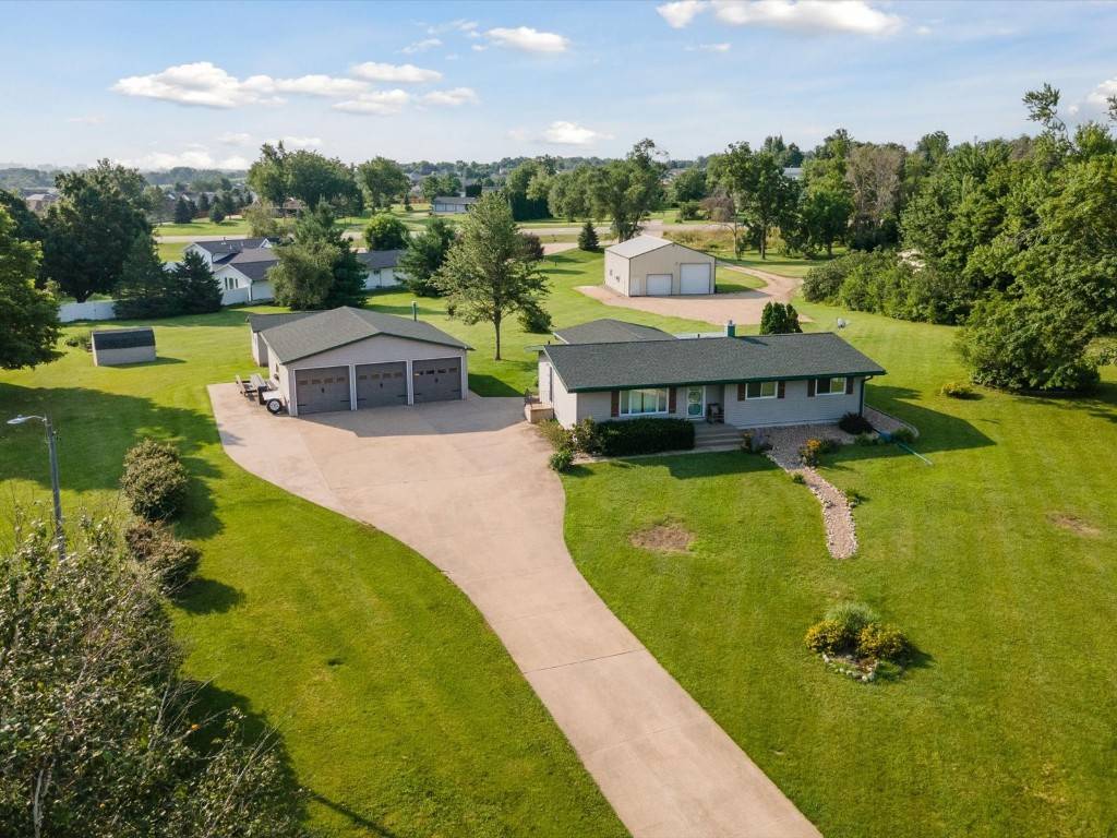 7105 Selzer RD, Fairfax, IA 52228