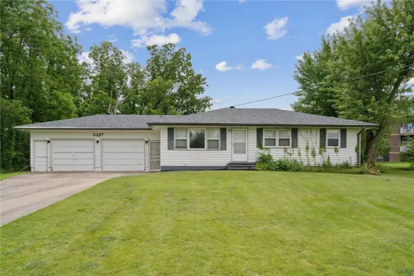 3327 Ellis Rd, Cedar Rapids, IA 52405