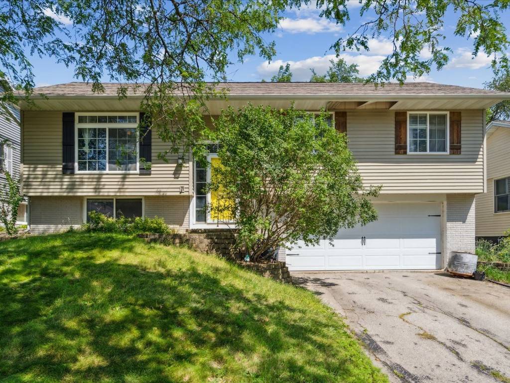 633 Olive DR NW, Cedar Rapids, IA 52405