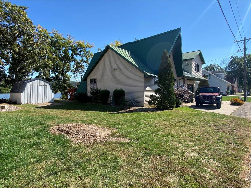 Guttenberg, IA 52052,390 River View RD
