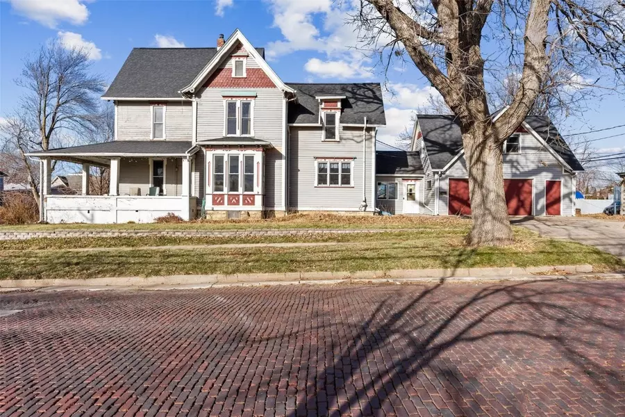 907 11th St, Marion, IA 52302