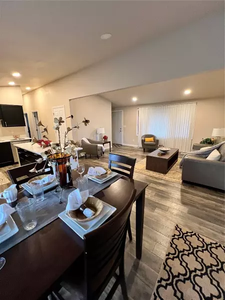 1074 Rainbow BLVD, Hiawatha, IA 52233