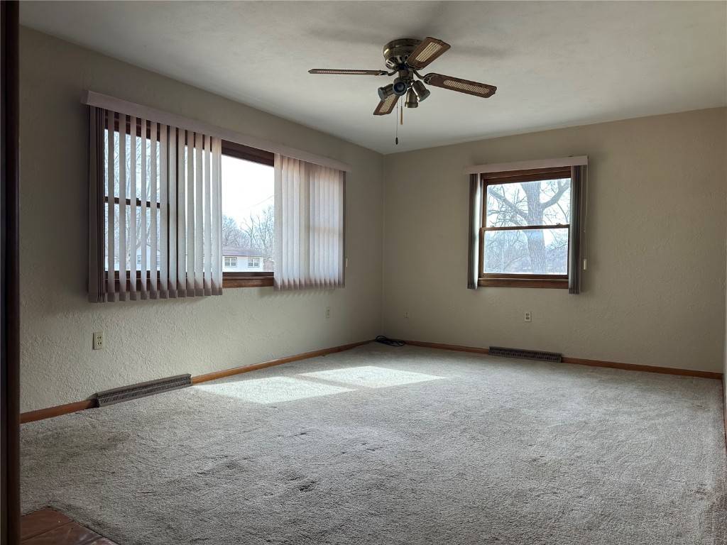 Coggon, IA 52218,1806 Maple WAY