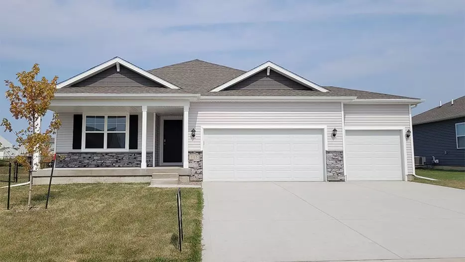 2871 Grassland CT, Hiawatha, IA 52233
