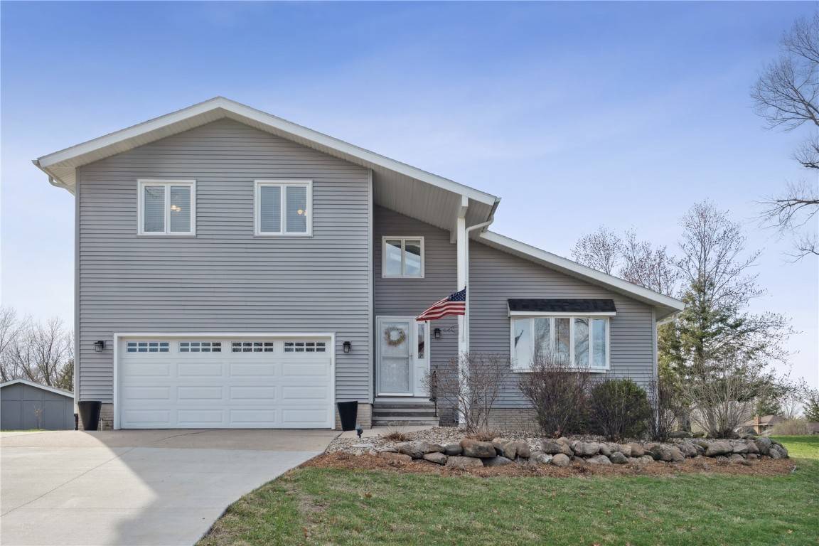 4111 Woodridge Dr, Cedar Rapids, IA 52411